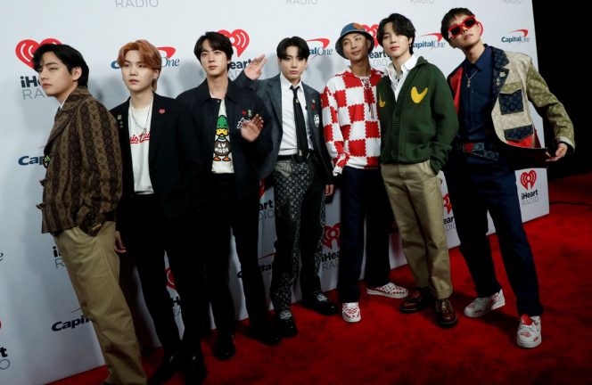 
 BTS berpose di karpet saat kedatangan menjelang konser iHeartRadio Jingle Ball di The Forum, di Inglewood, California, AS, 3 Desember 2021. REUTERS/Mario Anzuoni