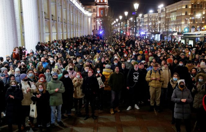 
 Orang-orang menghadiri protes anti-perang, setelah Presiden Rusia Vladimir Putin mengizinkan operasi militer di Ukraina, di Saint Petersburg, Rusia, 24 Februari 2022. REUTERS/Anton Vaganov