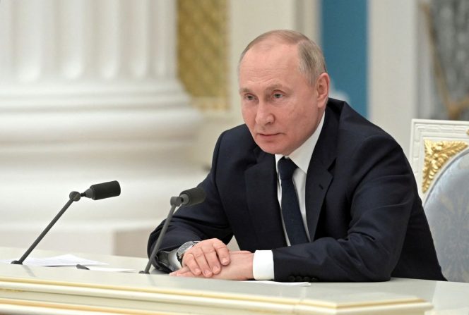 
 Presiden Rusia Vladimir Putin berbicara selama pertemuan dengan perwakilan komunitas bisnis di Kremlin di Moskow, Rusia 24 Februari 2022. Sputnik/Aleksey Nikolskyi/Kremlin via REUTERS