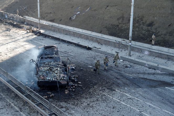 
 Prajurit Ukraina berjalan dengan kendaraan yang rusak, di lokasi pertempuran dengan pasukan Rusia, setelah Rusia melancarkan operasi militer besar-besaran terhadap Ukraina, di Kyiv, Ukraina 26 Februari 2022. REUTERS/Valentyn Ogirenko