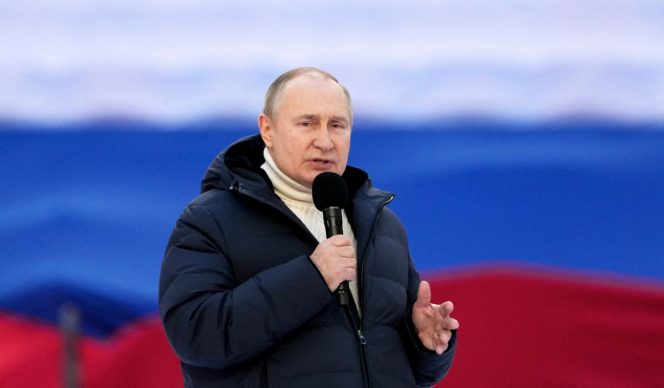 
 Presiden Rusia Vladimir Putin menyampaikan pidato saat konser menandai ulang tahun kedelapan pencaplokan Krimea oleh Rusia di Stadion Luzhniki di Moskow, Rusia 18 Maret 2022. Agen Foto Host RIA Novosti/Alexander Vilf via REUTERS.