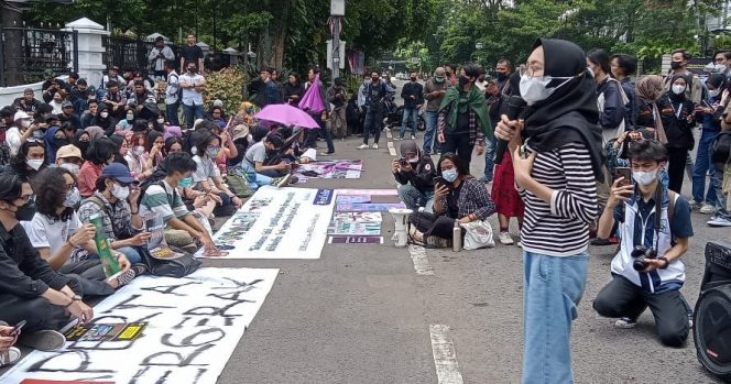 
 Orasi Peringatan International Women ' Day, depan Gedung Sate, Bandung 8 Maret 2022. Foto/Sidik. berebeja.com