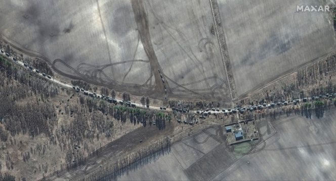 
 Gambar stelit menunjukan ujung selatan truk arteri penarik lapis baja konvoi, timur bandara Antonov, Ukraina, 28 Februari 2022. Citra satelit 2022 Maxar Tecnologies/Handout via REUTERS
