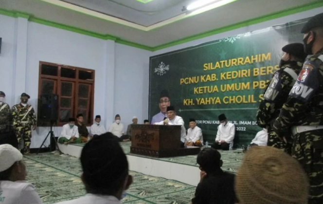 
 Ketua Umum PBNU K.H. Yahya Cholil Staquf saat berkunjung ke kantor PCNU Kabupaten Kediri di Kediri, Jawa Timur, Minggu (6/3/2022) malam. Foto: ANTARA