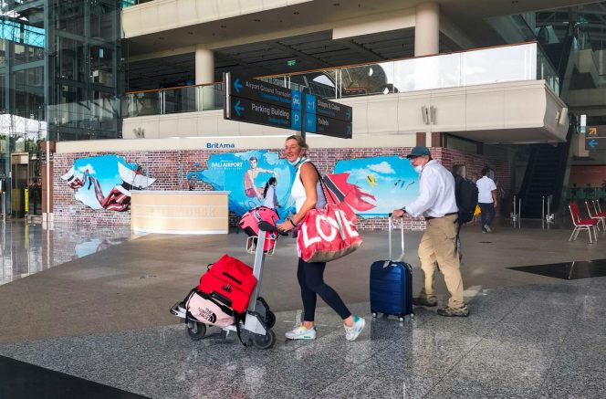 
 Turis asing membawa barang bawaan mereka berjalan saat mereka tiba di Bandara Internasional I Gusti Ngurah Rai, saat pemerintah setempat memulai hari pertama uji coba 'bebas karantina', di tengah pandemi penyakit virus corona (COVID-19), di Bali, Indonesia , 7 Maret 2022. REUTERS/Sultan Anshori