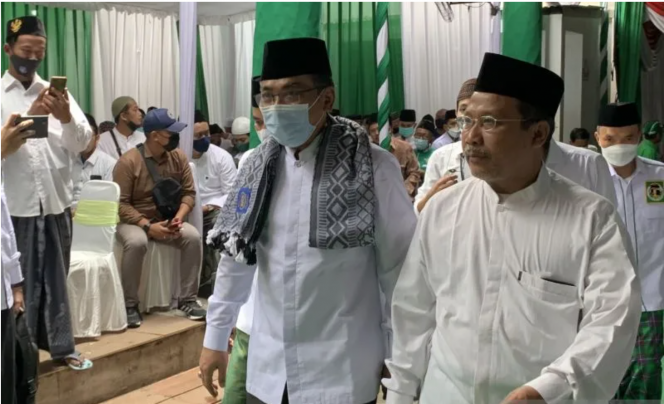 
 Ketua Umum PB NU, KH Yahya Cholil Staquf (kiri), pada saat menghadiri peringatan puncak Hari Lahir ke-49 Partai Persatuan Pembangunan di Malang, Jawa Timur, Minggu (27/3/2022). ANTARA/Vicki Febrianto