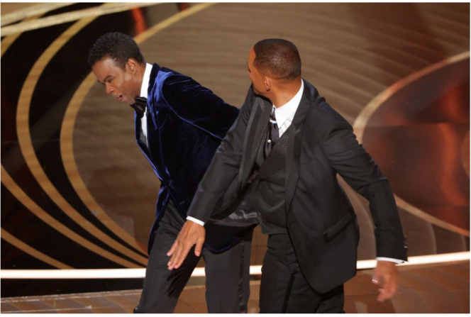 
 Will Smith (kanan) memukul Chris Rock saat Rock berbicara di atas panggung saat Academy Awards ke-94 di Hollywood, Los Angeles, California, AS, 27 Maret 2022. REUTERS/Brian Snyder