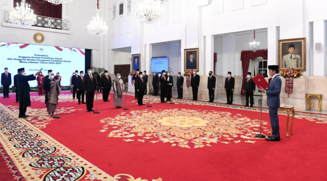 
 Presiden Joko Widodo melantik dan mengambil sumpah jabatan anggota Komisi Pemilihan Umum (KPU) dan Badan Pengawas Pemilihan Umum (Bawaslu) masa jabatan tahun 2022-2027 di Istana Negara, Jakarta, pada Selasa, 12 April 2022. Foto: BPMI Setpres/Kris