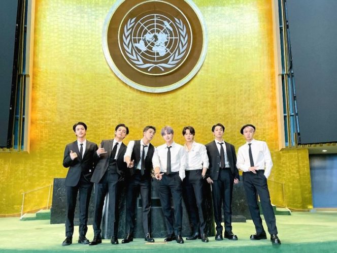 
 Anggota BTS tengah berpose untuk foto di acara Momen Tujuan Pembangunan Berkelanjutan (Momen SDG) kedua di markas besar PBB di New York pada 20 September 2021. (Gambar: akun twitter BTS)