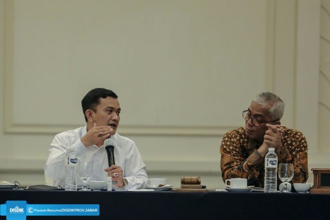 
 Kadisdik Jabar, Dedi Supandi (kiri) dalam Pembahasan Persiapan PPDB 2022 bersama Komisi V DPRD Jabar di Mason Pine Hotel Kabupaten Bandung Barat, Rabu (25/5/2022)./ Sumner: Kadisdik Jabar.