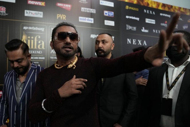 
 Musisi India Honey Singh memberi isyarat saat ia tiba di karpet hijau menjelang penghargaan International Indian Film Academy (IIFA) ke-22 di Abu Dhabi, Uni Emirat Arab, Jumat, 3 Juni 2021. (AP Photo/Kamran Jebreili)