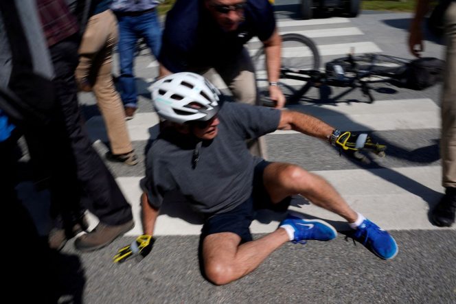 
 Presiden AS Joe Biden jatuh ke tanah saat bersepeda di Pantai Rehoboth, Delaware, AS, 18 Juni 2022. REUTERS/Elizabeth Frantz