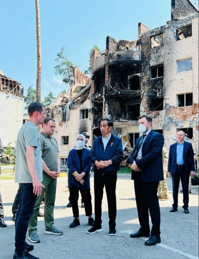 
 Presiden Jokowi dan rombongan bersama Wali Kota Irpin Alexander Grigorovich Markushin melihat langsung kerusakan rumah-rumah dan infrastruktur akibat perang. (Foto: Facebook Resmi Presiden RI Joko Widodo)