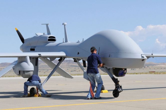 
 Para pekerja menyiapkan kendaraan udara tak berawak MQ-1C Grey Eagle untuk tampilan statis di Michael Army Airfield, Dugway Proving Ground di Utah dalam foto selebaran Angkatan Darat AS 15 September 2011 yang diperoleh Reuters 6 Februari 2013. REUTERS/US Army/Spc. Latoya Wiggins/Handout (AS - Tag: POLITIK MILITER) GAMBAR INI TELAH DISEDIAKAN OLEH PIHAK KETIGA. INI DISTRIBUSI, PERSIS SEPERTI YANG DITERIMA OLEH REUTERS, SEBAGAI LAYANAN KEPADA KLIEN. HANYA UNTUK PENGGUNAAN EDITORIAL. TIDAK DIJUAL UNTUK KAMPANYE PEMASARAN ATAU IKLAN/File Foto