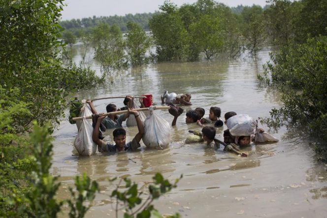 
 Sebuah keluarga Rohingya mencapai perbatasan Bangladesh, Selasa, 5 September 2017, setelah menyeberangi anak sungai Naf di perbatasan dengan Myanmmar, di daerah Teknaf Cox's Bazar. Hakim di Mahkamah Internasional memutuskan Jumat 22 Juli 2022, tentang apakah kasus yang diajukan oleh Gambia yang menuduh bahwa Myanmar melakukan genosida terhadap Rohingya dapat dilanjutkan. Myanmar berpendapat bahwa pengadilan tidak memiliki yurisdiksi. (Foto AP/Bernat Armangue, file)