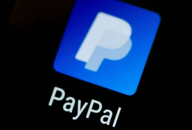 
 Logo aplikasi PayPal terlihat di ponsel dalam foto ilustrasi ini 16 Oktober 2017. REUTERS/Thomas White/Ilustrasi