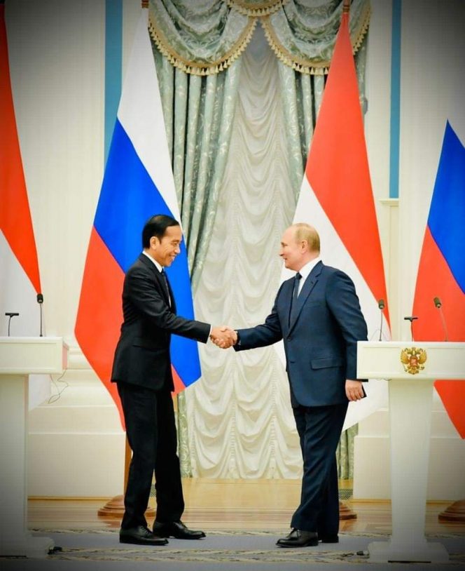 
 Presiden Jokowi dan Presiden Putin bertemu di Kremlin. (Foto: Facebook Resmi Joko Widodo)