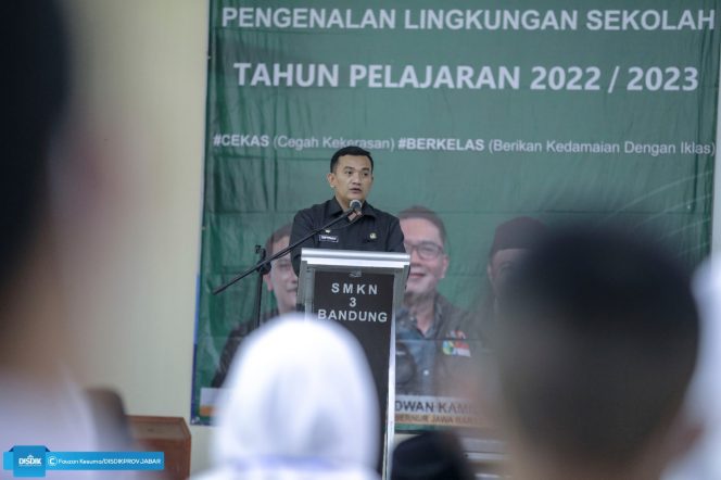 
 Kadisdik Jabar, Dedi Supandi Beri Sambutan Kepada  Peserta Pengenalan Lingkungan Sekolah (PLS) kepada peserta PLS pada pembukaan PLS 2022-2023 Jabar di SMKN 3 Bandung, Kota Bandung, Senin (18/7/2022).