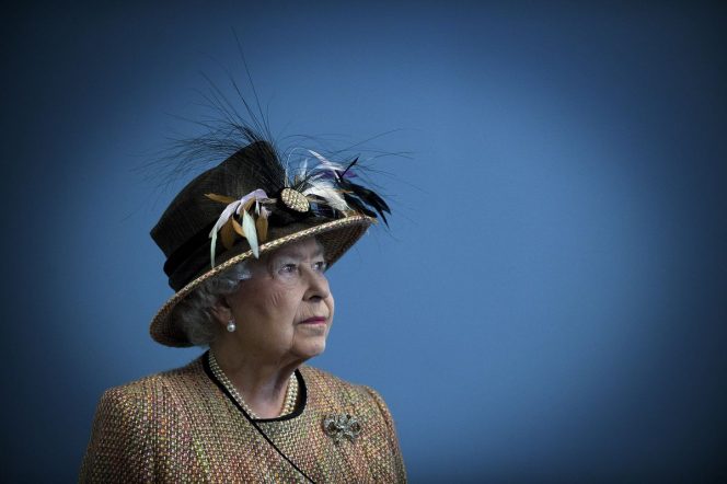 
 Ratu Elizabeth Inggris melihat interior Sayap Timur Somerset House yang telah direnovasi di King's College di London 29 Februari 2012. Ratu merayakan hari jadinya yang keenam puluh sebagai Bupati pada tahun 2012. REUTERS/Eddie Mulholland/POOL (BRITAIN - Tags: ROYALS ENTERTAINMENT EDUCATION GAMBAR TPX HARI INI)