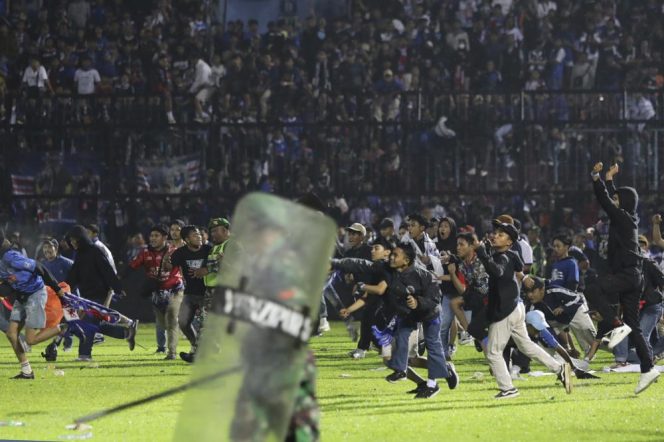 
 Kepanikan menyusul tindakan polisi di stadion menewaskan lebih dari 100 orang, sebagian besar diinjak-injak sampai mati, kata polisi, Minggu. (AP Photo/Hendra Permana)