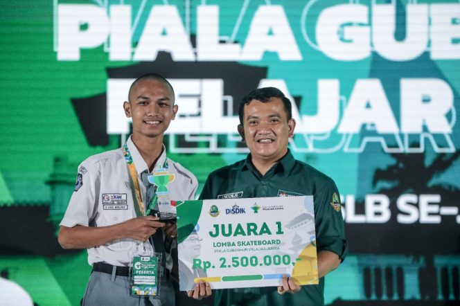 
 Kadisdik Jabar, Dedi Supandi bersama pemenang salah satu lomba 