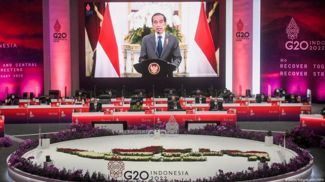 
 Presiden Joko Widodo (tengah) menyampaikan pandangannya pada pembukaan KTT G20 Indonesia 2022 di Nusa Dua, Bali, Selasa (15/11/2022)