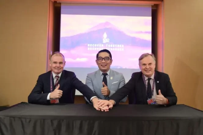 
 Gubernur Jawa Barat Ridwan Kamil bersama perwakilan dari Universitas Deakin Australia dan Universitas Lancaster Inggris di The Stones Entertainment Center Kuta, Bali. (ANTARA/HO-Humas Pemda Jawa Barat)