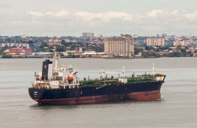 
 Sebuah kapal tanker minyak terlihat di Danau Maracaibo, di Cabimas, Venezuela 14 Oktober 2022. REUTERS/Issac Urrutia
