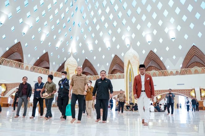 
 Kadisdik Jabar, Dedi Supandi mendampingi Gubernur Jabar, Ridwan Kamil meninjau persiapan peresmian Masjid Raya Al-Jabbar, Senin (26/12/2022).