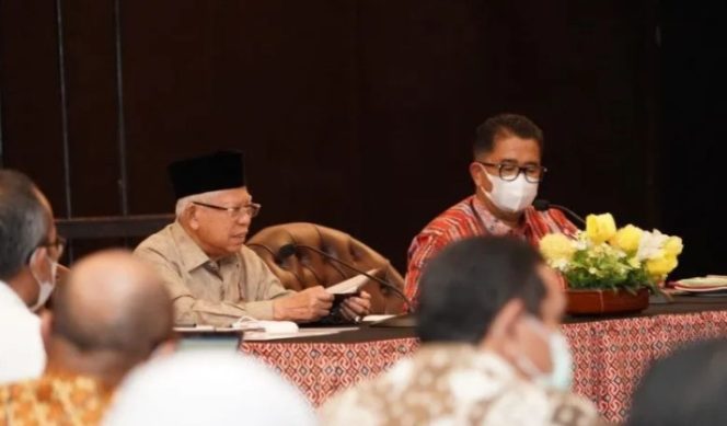 
 Wakil Presiden Ma’ruf Amin dan istri Wury Ma’ruf Amin memberikan vitamin A kepada balita di sela kegiatannya meninjau Posyandu SIOLA Matahari, di Kelurahan Binanga, Kecamatan Mamuju, Kabupaten Mamuju, Sulawesi Barat, Jumat (24/2/2023). ANTARA/BPMI Setwapres.