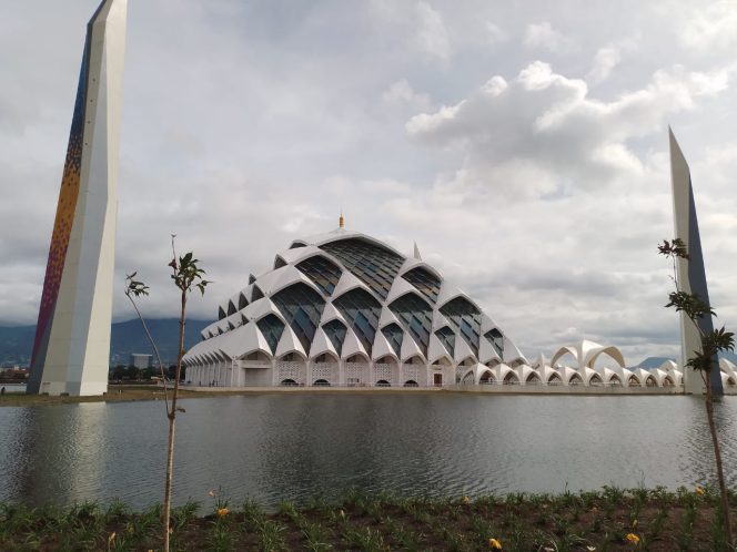 
 Masjid Al-Jabbar, beberapa hari setelah diresmikan./Foto : Istimewa Milik berebeja.com.