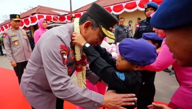 
 Kapolri Jenderal Pol. Listyo Sigit Prabowo menerima kalung penyambutan selamat datang dalam kegiatan peresmian Asraman Brimob Polda Kalimantan Barat, Minggu (19/3/2023). ANTARA/HO-Divisi Humas Polri/am.