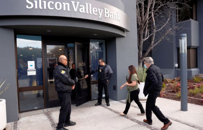 
 Seorang pelanggan diantar ke kantor pusat Silicon Valley Bank di Santa Clara, California, AS, 13 Maret 2023. REUTERS/Brittany Hosea-Small.