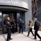 Seorang pelanggan diantar ke kantor pusat Silicon Valley Bank di Santa Clara, California, AS, 13 Maret 2023. REUTERS/Brittany Hosea-Small.