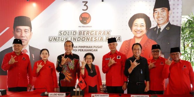 
 Joko Widodo dan Megawati Soekarnoputri foto bersama dengan Jajaran DPP PDIP Usai Deklarasikan Ganjar Pranowo Sebagai Capres dari PDIP, Jum'at, 21 April 2023. Foto : Istimewa./ Dok. Portal Resmi PDIP.