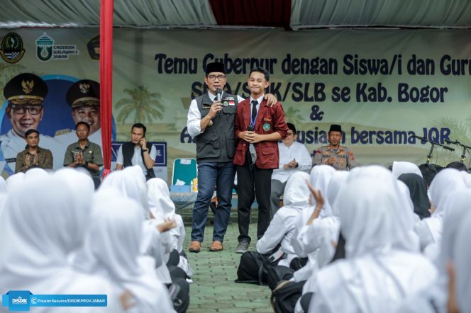 
 Gubernur Jabar, Ridwan Kamil didampingi Kadisdik Jabar, Wahyu Mijaya dalam acara 