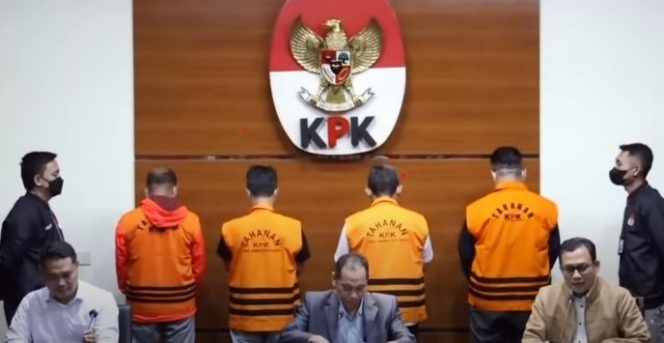 
 KPK menetapkan enam orang tersangka diantaranya Wali Kota Bandung dan pejabat di Dinas Perhubungan Kota Bandung dalam Operasi Tangkap Tangan (OTT) terkait kasus tindak pidana suap pengadaan CCTV dan jasa penyedia jaringan internet yang merupakan bagian dari program Bandung Smart City. Foto : Istimewa