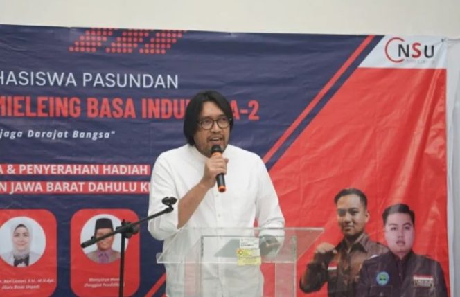 
 Ketua PDIP Jawa Barat Ono Surono pada Kegiatan Pasanggiri Mieling Basa Indung Ke-2 di Gelanggang Generasi Muda, yang diadakan Mahasiswa Pasundan, Kota Bandung, pada Jumat (24/2/2023). (ANTARA/Ono Surono)