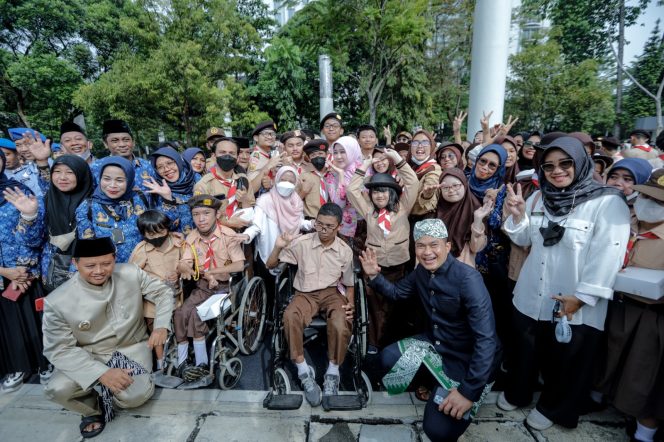 
 Wakil Gubernur Jawa Barat, Uu Ruzhanul Ulum dan Kadisdik Jabar, Wahyu Mijaya pada Peringatan Hardiknas 2023 di Gedung Sate, Kota Bandung, Selasa (2/5/2023) Foto : Istimewa/ Dok. Kadisdik Jabar