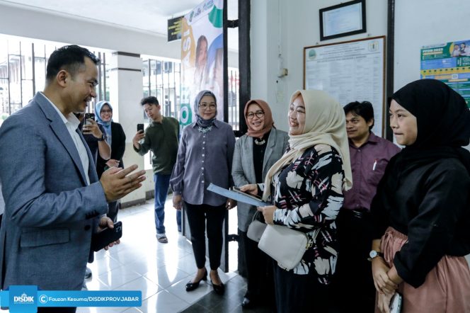 
 Kadisdik Jabar, Wahyu Mijaya meninjau pelayanan pendaftaran PPDB tahap 1 di SMAN 1 Bandung, Selasa (6/5/2023).