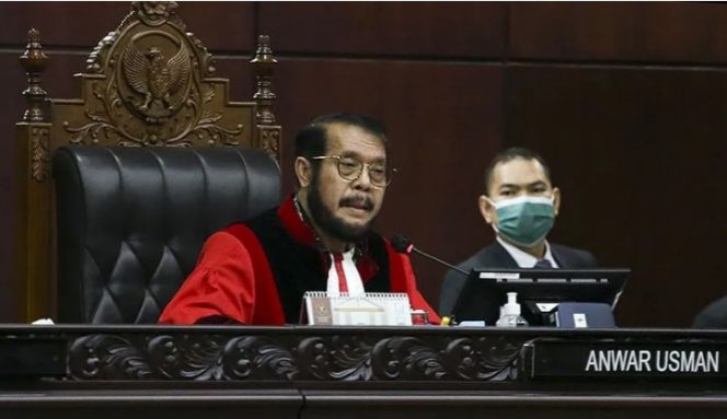 
 Ketua Majelis Hakim Mahkamah Konstitusi (MK) Anwar Usman memimpin jalannya sidang putusan permohonan uji materi pasal dalam UU Nomor 7 tahun 2017 tentang Pemilu di Gedung Mahkamah Konstitusi (MK), Jakarta, Kamis (15/6/2023). Mahkamah Konstitusi (MK) menolak permohonan uji materi pasal dalam UU Nomor 7 tahun 2017 tentang Pemilu, dan memutuskan pemilu tetap memakai sistem proporsional terbuka. ANTARA FOTO/Rivan Awal Lingga/nym/pri.