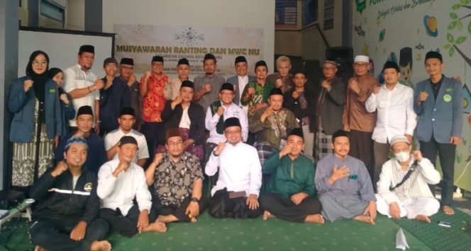 
 Foto Bersama Jajaran Pengurus MWC NU Kec. Cicendo dan Pengurus Ranting Serta Tim Formatur PC NU Kota Bandung Usai Musyawarah MWC NU di Pesantren Al-Adzkar Kota Bandung, Jum’at 26/5/2023. Dalam Musyawarah Tersebut Kiai Anwar Munawar terpilih (Rois Syuriah) dan KH. Engkus Suhendar. M.Ag (Ketua Tnafidziah) Masa Khidmat 2023-2028. Foto : Istimewa/Dok. Berebeja.com.