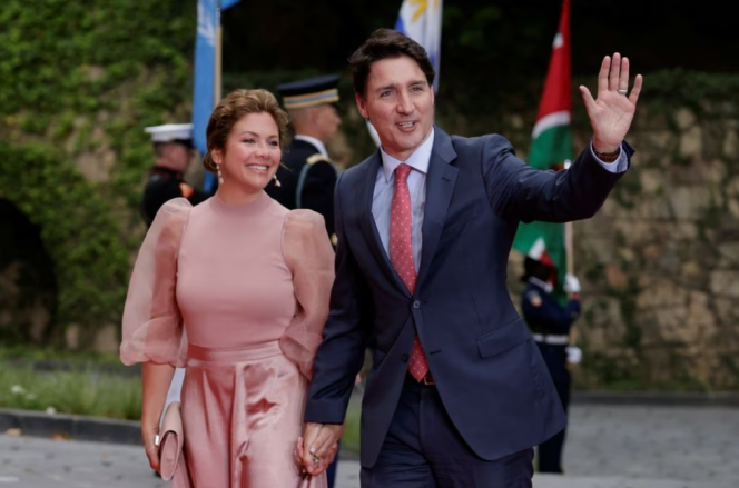 
 Perdana Menteri Kanada Justin Trudeau dan istrinya Sophie Gregoire Trudeau tiba sebelum makan malam, selama KTT Amerika kesembilan, di Malibu, dekat Los Angeles, California, AS 9 Juni 2022. Sumber :REUTERS/Daniel Becerril/File Foto