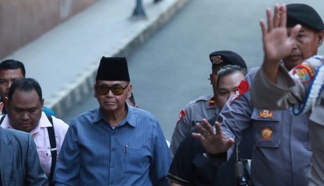 
 Pimpinan Pondok Pesantren Al Zaytun Panji Gumilang (tengah) berjalan saat akan menjalani pemeriksaan di Bareskrim Mabes Polri, Jakarta, Selasa (1/8/2023). Sumber Foto : ANTARA FOTO/Reno Esnir/foc/aa.