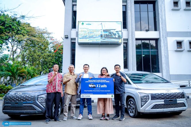 
 Disdik Jabar menerima dua unit mobil stargazer untuk pembelajaran dari PT Hyundai Motor Manufacturing Indonesia di Kantor Disdik Jabar, Kota Bandung, Kamis (14/9/2023).