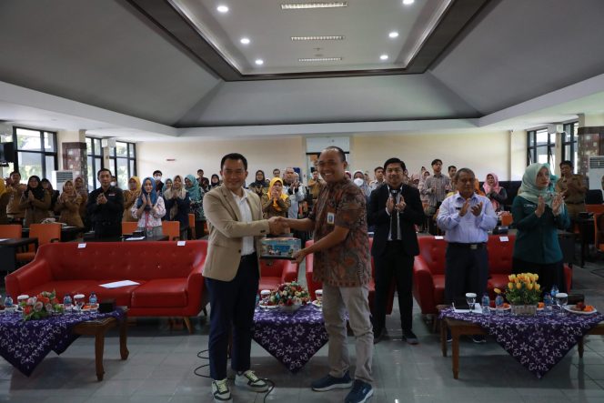 
 Kadisdik Jabar, Wahyu Mijaya menerima penghargaan dalam kegiatan TIK Talks “Gebyar PembaTIK & Kihajar 2023”, di Aula Tikomdik, Kota Bandung, Selasa (12/9/2023).