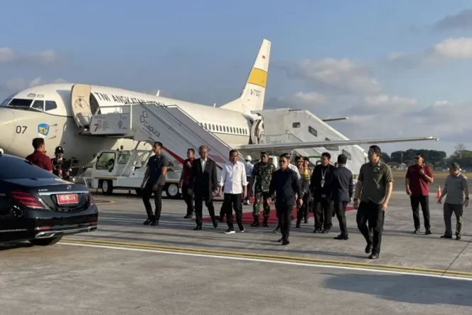 
 Presiden Joko Widodo tiba di Bandara I Gusti Ngurah Rai, Bali pada Selasa (10/10/2023). ANTARA/Yashinta Difa