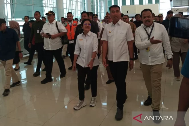 
 Penjabat (Pj) Gubernur Jabar Bey Triadi Machmudin saat melihat fasilitas dan sarana di BIJB Kertajati, Majalengka, Jawa Barat, Selasa (10/10/2023), untuk penerbangan komersial pada akhir Oktober 2023 ini. (ANTARA/Fathnur Rohman)