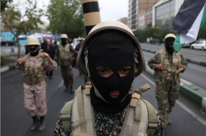 
 Seorang anggota pasukan paramiliter Basij menghadiri rapat umum untuk mendukung Palestina, di Teheran, Iran, 13 Oktober 2023. Foto : Majid Asgaripour/ melalui REUTERS.