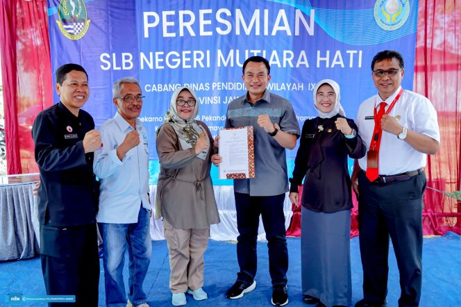 
 Kadisdik Jabar, Wahyu Mijaya meresmikan SLB Negeri Mutiara Hati Indramayu, Selasa (31/10/2023).